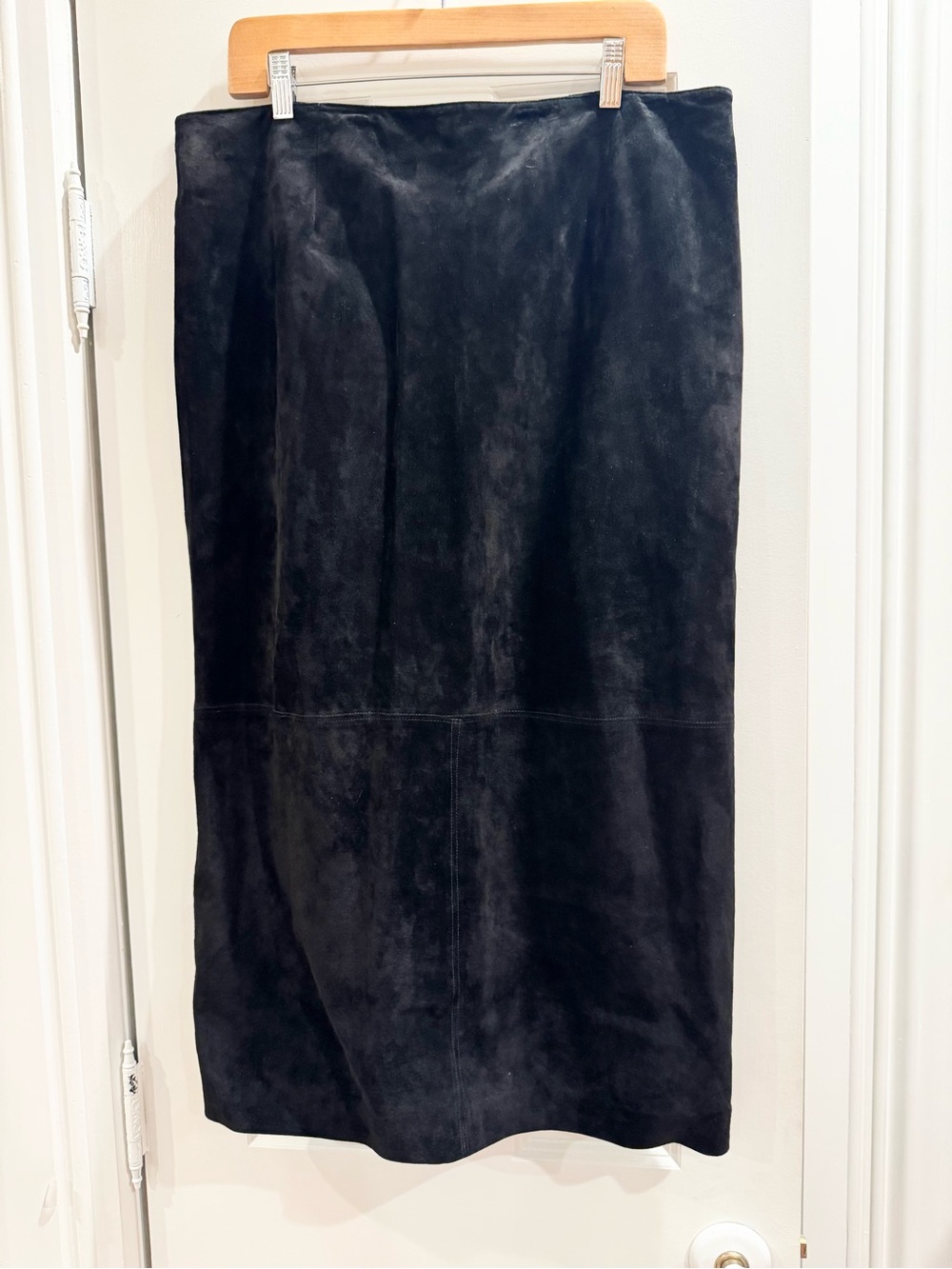 Lord & Taylor Black Suede Midi Skirt Sz. 16
Western Country Goth Fall Business